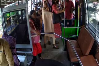 Theft in Private Bus in Kochi Video  Theft in Bus  കൊച്ചിയില്‍ സ്വകാര്യ ബസില്‍ മോഷണം  സഹയാത്രികയുടെ പേഴ്‌സ് കവര്‍ന്ന് യുവതി  ദൃശ്യങ്ങള്‍ പുറത്ത്  ബസില്‍ മോഷണം  എറണാകുളം വാര്‍ത്തകള്‍  എറണാകുളം ജില്ല വാര്‍ത്തകള്‍  എറണാകുളം പുതിയ വാര്‍ത്തകള്‍  kerala news updates  latest news in kerala