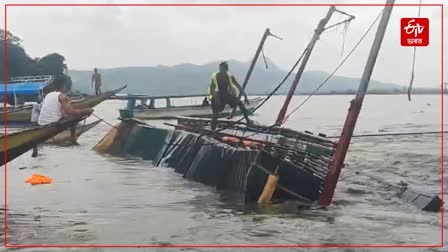 Boat capsizes in Philippines