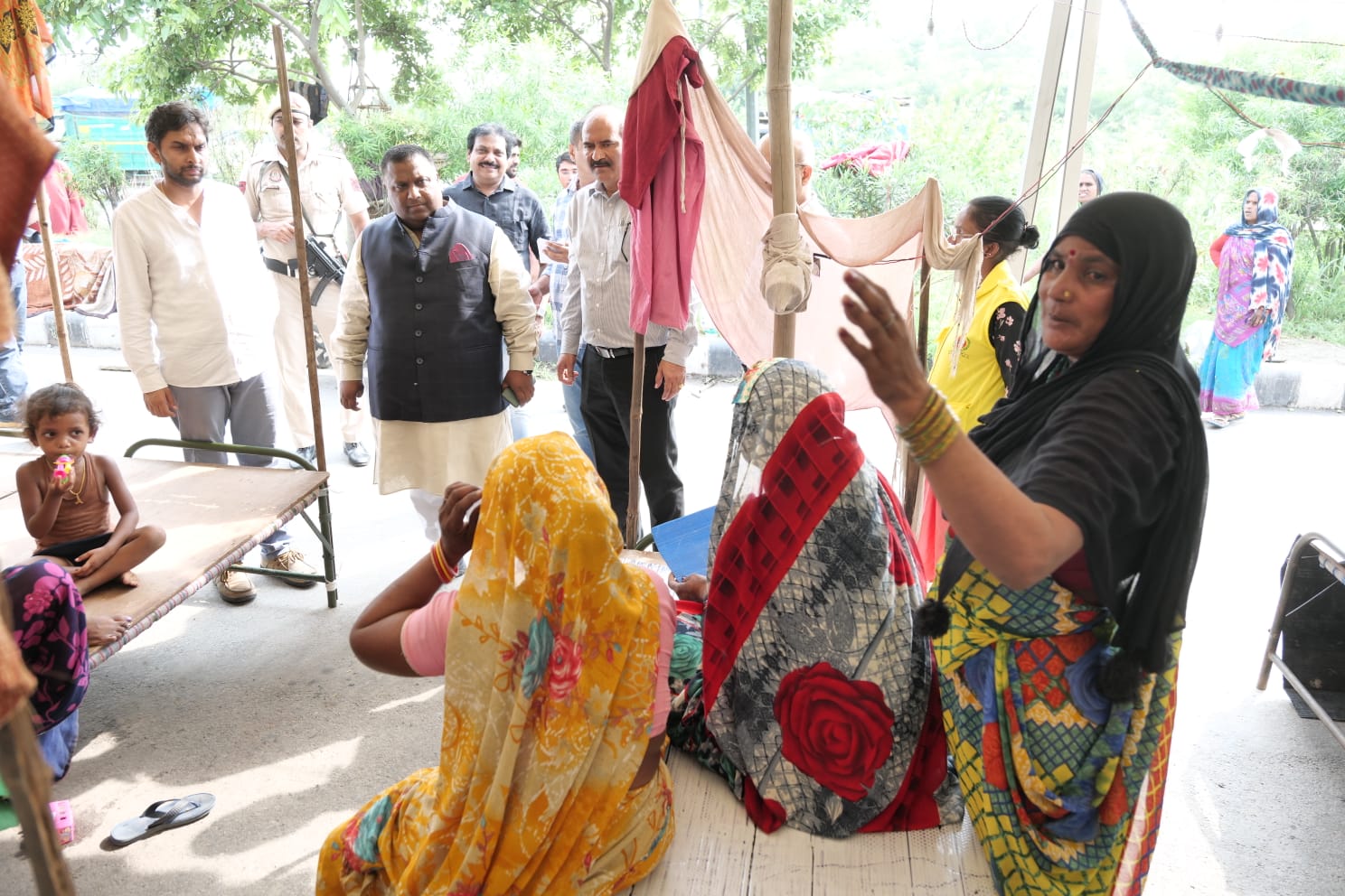 AAP मंत्री इमरान हुसैन ने किया बाढ़ राहत शिविरों का दौरा
