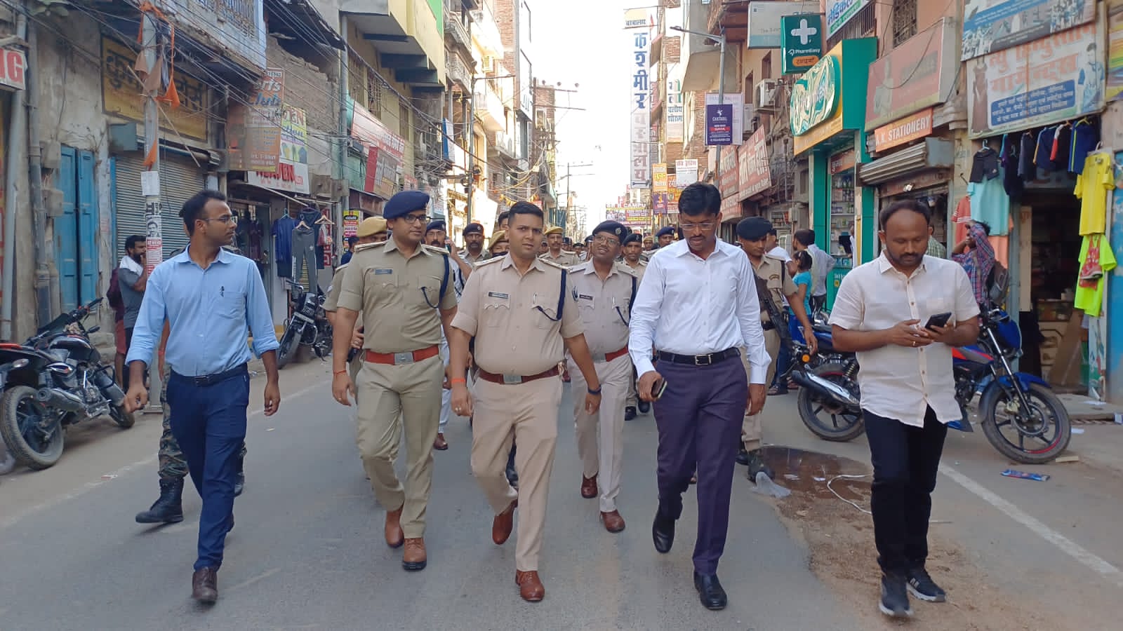 पुलिस ने निकाला फ्लैग मार्च.