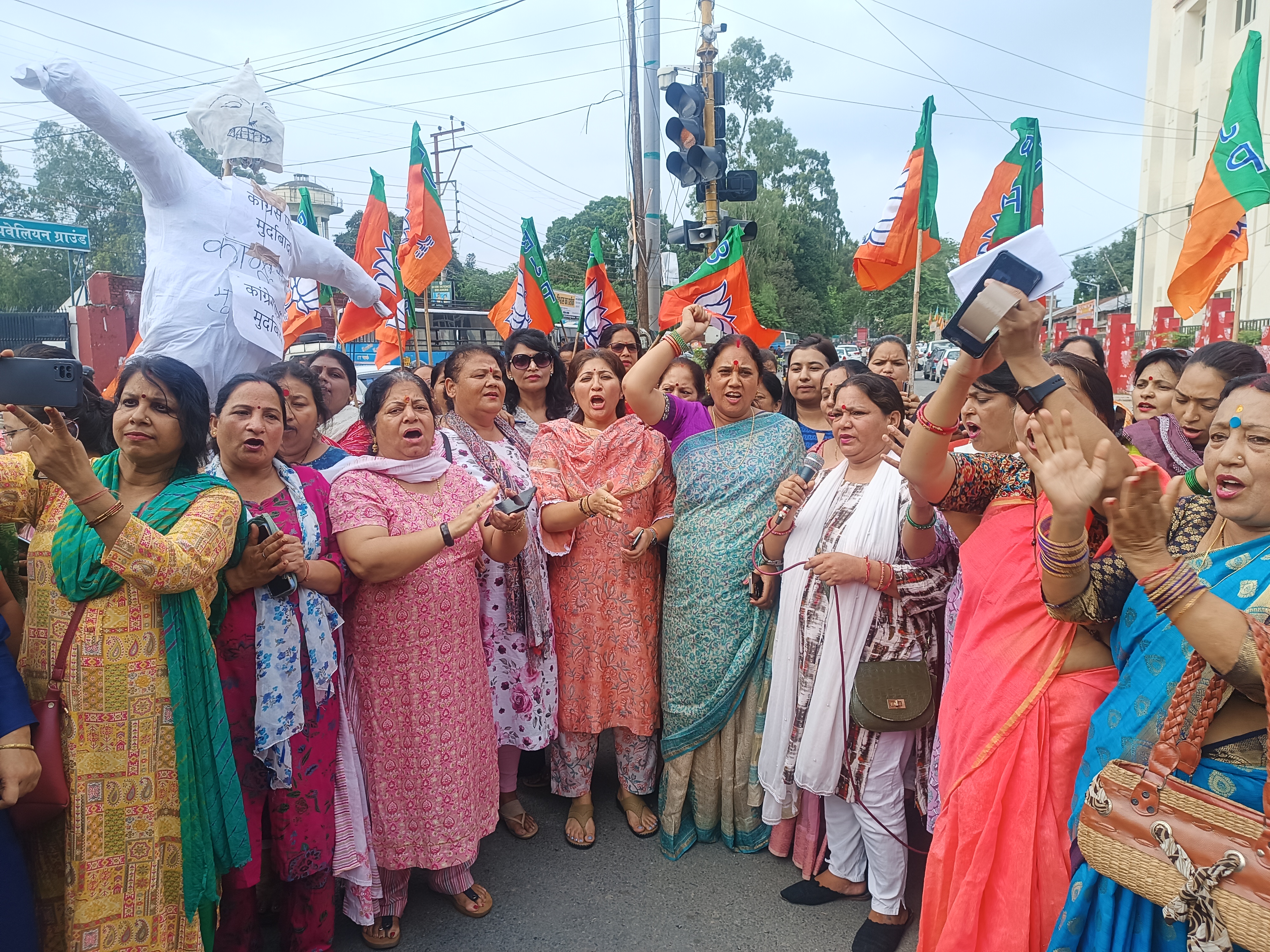 BJP Mahila Morcha protested at Lansdowne Chowk