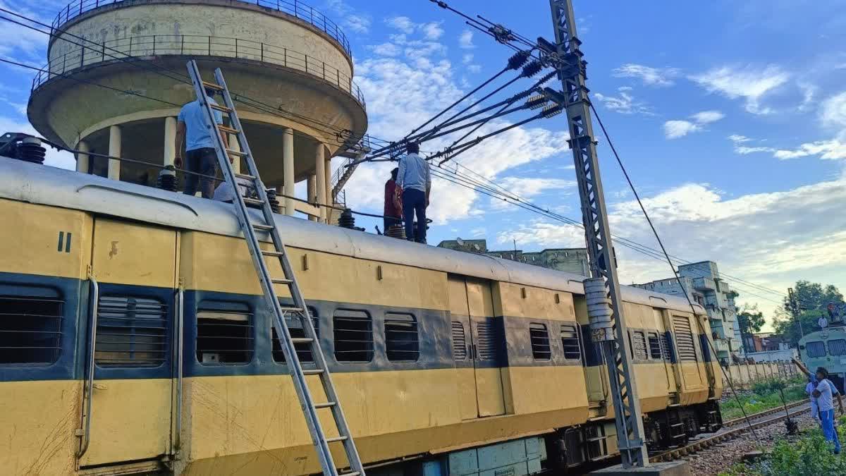 railway news ohe wire gets entangled in petrol of train engine in hathras departure delayed by two hours news in hindi