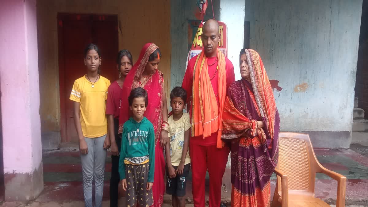 man-walked-3500-km-after-fulfilling-his-wish-of-having-a-child-in-giridih