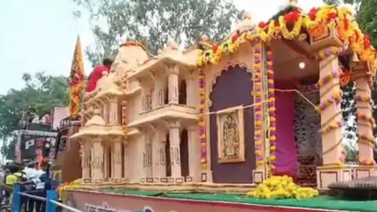 मेरठ में राम मंदिर मॉडल वाली कांवड़ सबके आकर्षण का केंद्र बनी है.