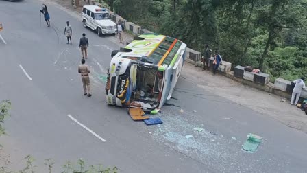 சுற்றுலா வேன் கவிழ்ந்து விபத்து