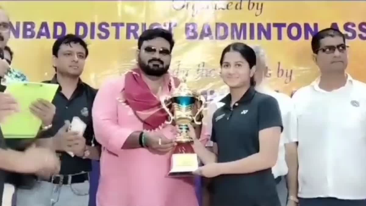 sports-minister-participated-in-badminton-competition-and-honored-the-trophy-along-with-increasing-enthusiasm-of-players
