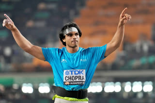 Neeraj Chopra has once again brought laurels to India with his historic achievement at the World Athletics Championships. A gold medal at the Championships by an Indian is a first-time feat. The athlete, winning the hearts of billions, is also receiving online praise for declining to sign on an Indian flag.