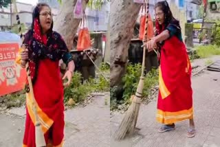 female sweeper singing main nikla gaddi leke