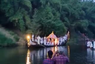 Thiruvonathoni Journey  Thiruvonathoni  Onam celebration  Thiruvonathoni Journey started through Pamba River  Aranmula Parthasarathy Temple  Aranmula  തിരുവോണ വിഭവങ്ങളുമായി തിരുവോണത്തോണി  യാത്ര തപമ്പയിൽ ദീപാവലയം തീർത്ത്  തിരുവോണത്തോണി പാര്‍ത്ഥസാരഥി നടയിലേക്ക്  പാര്‍ത്ഥസാരഥി  പമ്പ  ആറന്മുള പാര്‍ത്ഥസാരഥി ക്ഷേത്രം  തിരുവോണസദ്യയ്ക്കുള്ള വിഭവങ്ങളുമായി  ആറന്മുള  തോണി  ഭട്ടതിരി