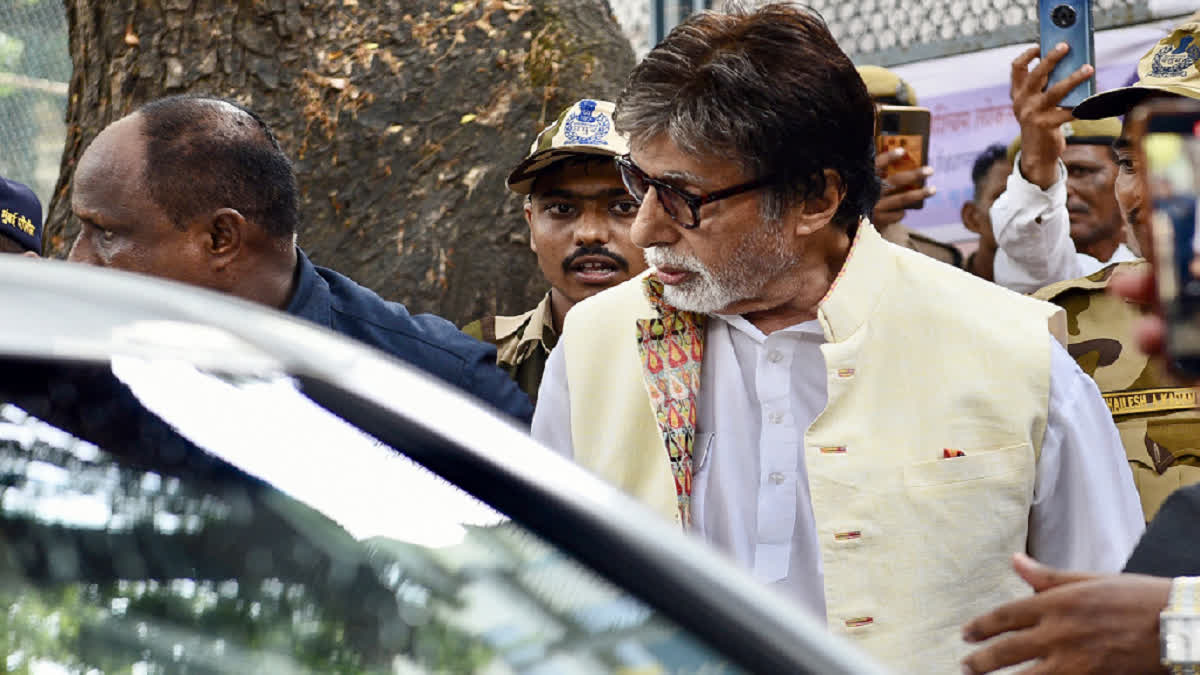 Bachchan Family at Airport