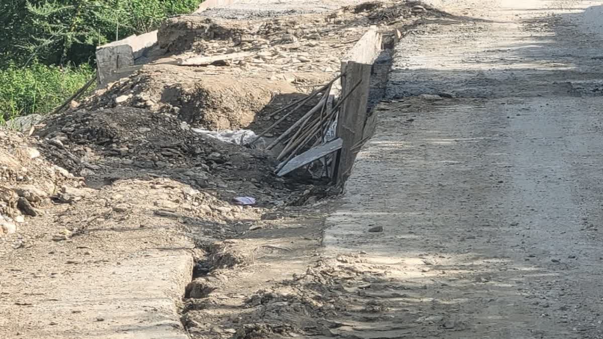 Kund Guptkashi Highway Sunk