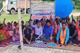 strike-of-daily-wage-earners-and-outsource-workers-continues-in-koderma