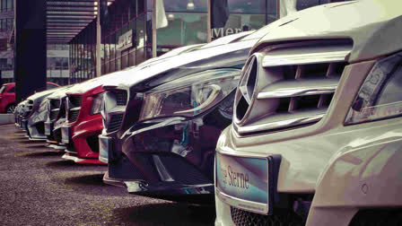 With festive season round the corner, leading passenger and commercial vehicle manufacturers have given assurances to the government that they will offer discount deals between 1.5-3 per cent on new vehicle purchase, if the owner had scrapped their old vehicles. The announcement from the auto majors came after they emerged from a meeting with Union Minister for Road Transport and Highways Nitin Gadkari, officials said.