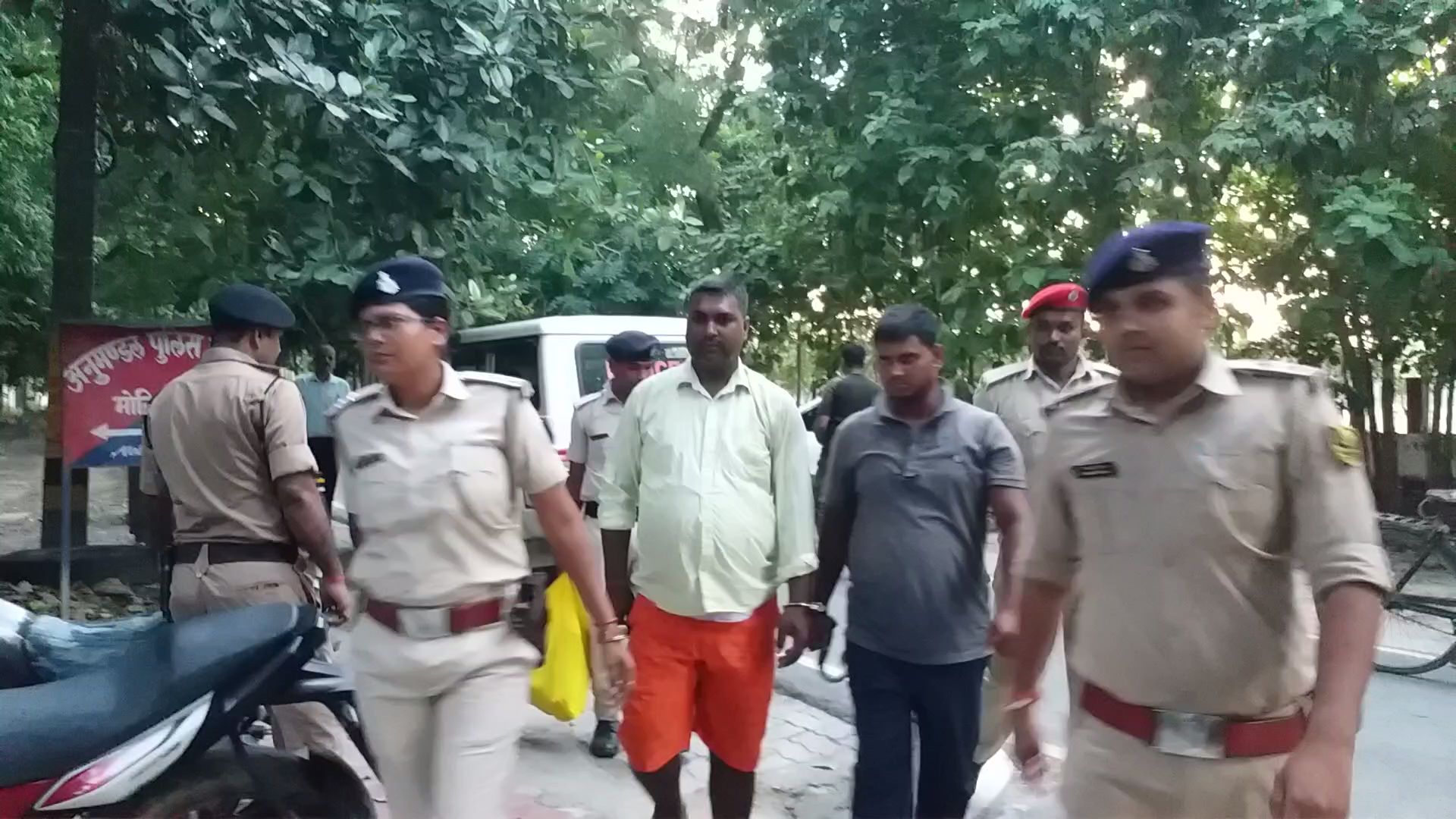 आरोपियों को गिरफ्तार कर ले जाती पुलिस.