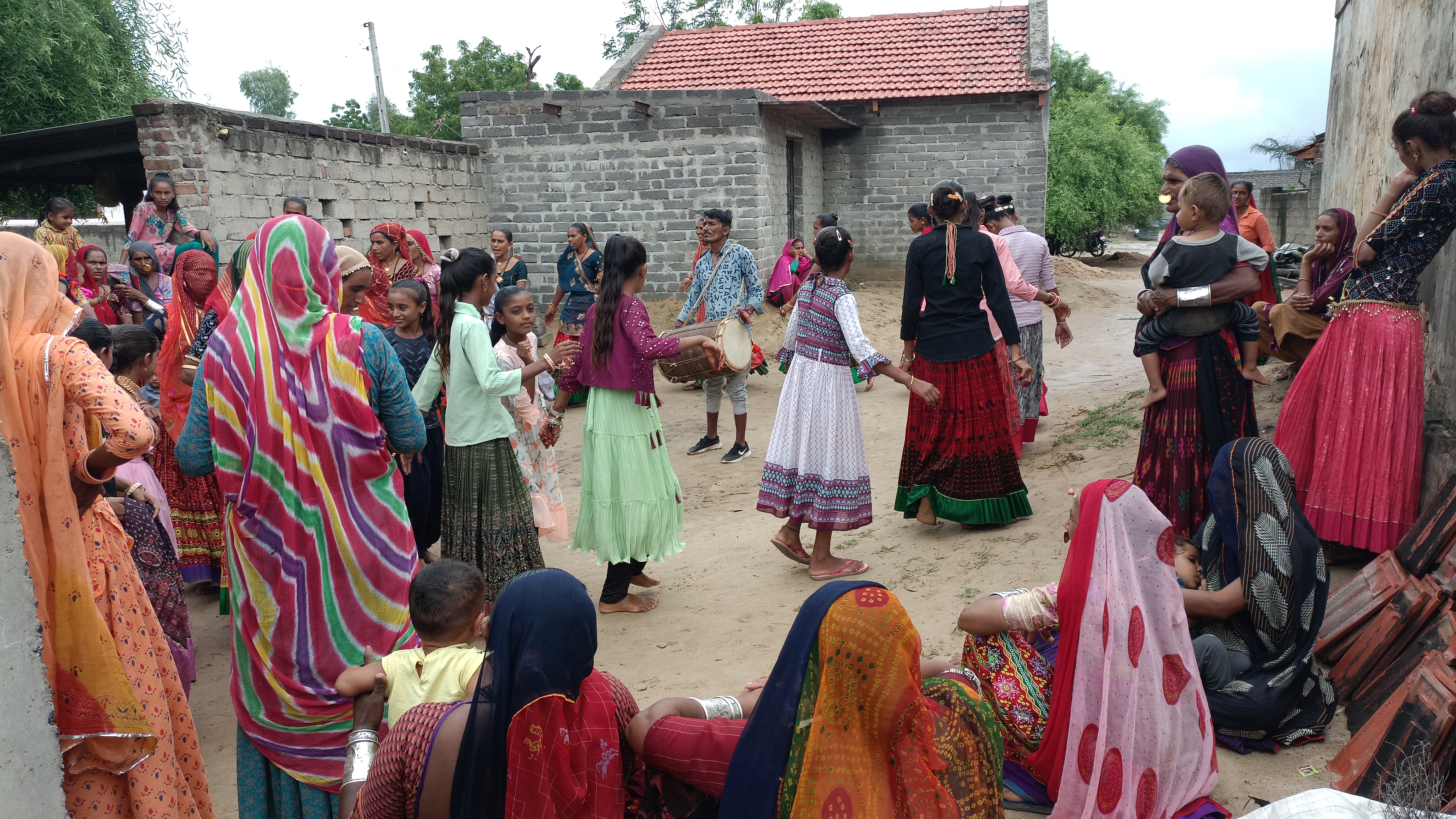 ઢોલના તાલે ઝૂમતી બાળાઓ