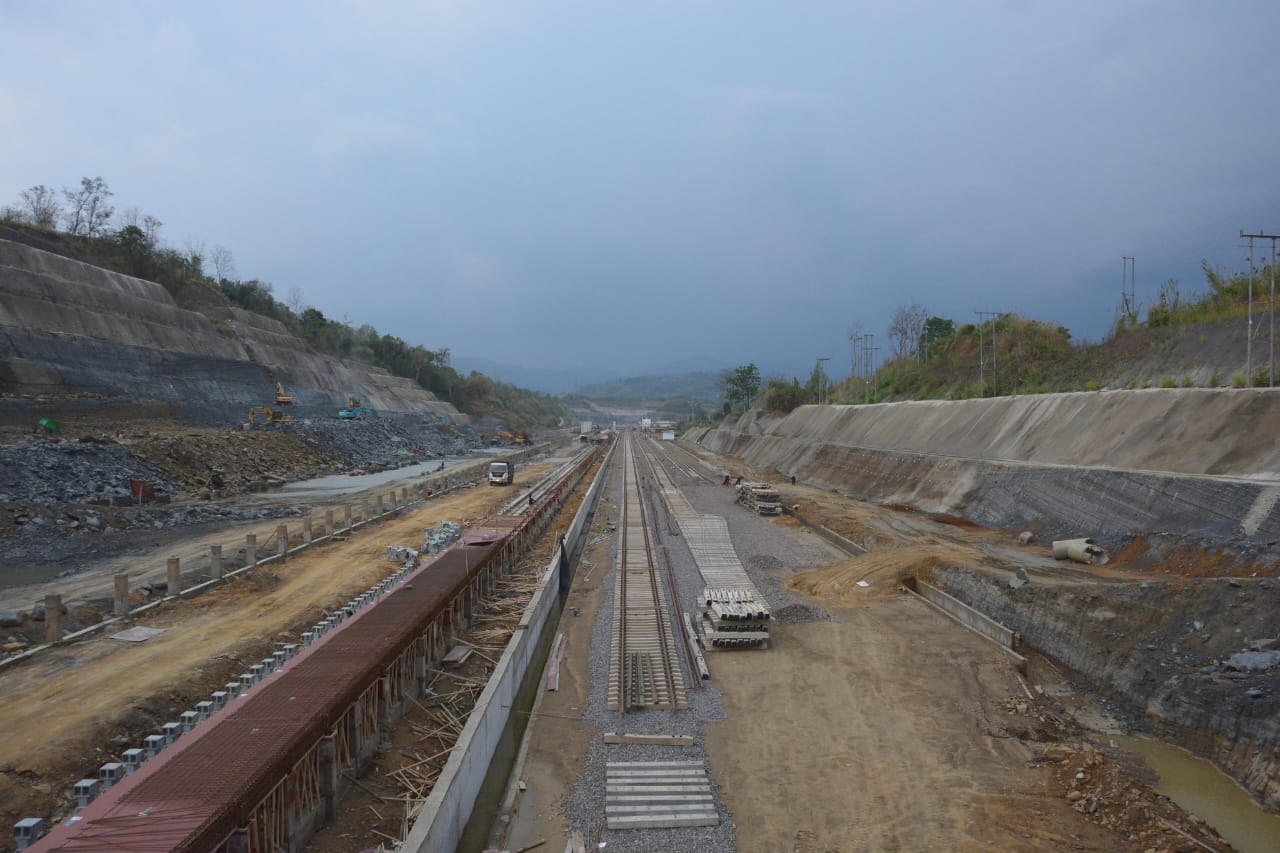 पहाड़ों को काटर बैराबी–सैरांग रेलवे लाइन को बनाया गया.