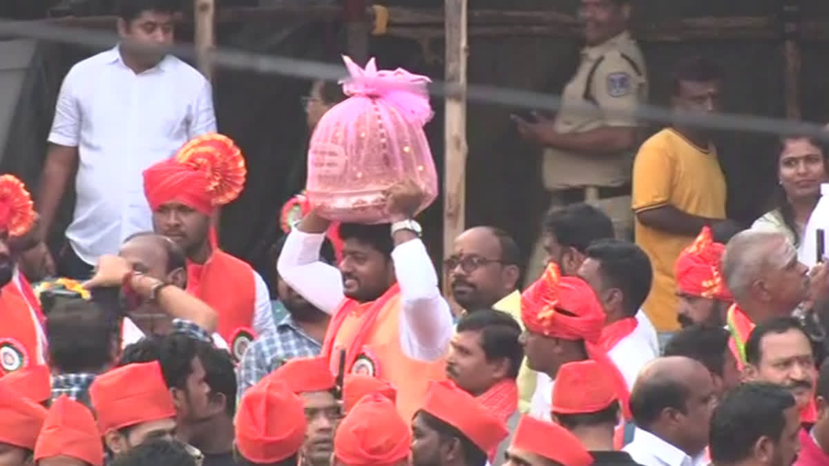 laddu  Balapur Ganesh Laddu Auction Price  Laddu Auction Price  Laddu price  ലഡ്ഡു വില ഹൈദരാബാദ് ഗണേശോത്സവം  ബാലാപൂർ ലഡ്ഡു ലേലം  ലഡ്ഡു ലേലം ചെയ്‌ത തുക  ഗണേശോത്സവം ബാലാപൂർ ലഡ്ഡു ലേലം  ഗണേശ ലഡ്ഡു ലേലം ബാലാപൂർ ഹൈദരാബാദ്  ഹൈദരാബാദ് ലഡ്ഡു ലേലം