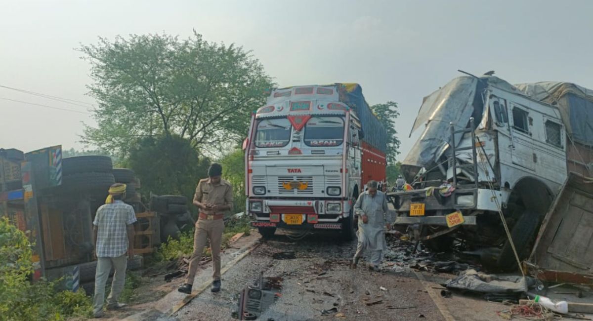 बाइक सवार को बचाने के चक्कर मे आमने सामने भिड़े दो ट्रक