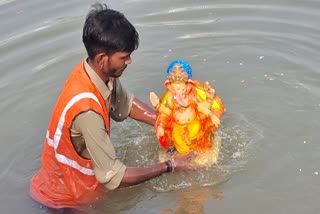 20 કૃત્રિમ તળાવ અને ચાપતો પોલીસ બંદોબસ્ત વચ્ચે સુરત શહેરમાં ગણેશજીની વિદાય શરૂ