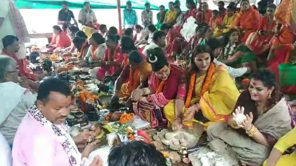 वाराणसी में किन्नरों ने किया त्रिपिंडी श्राद्ध