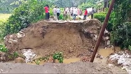 भारी बारिश से कट गई सड़क