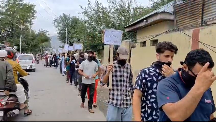 Youth held a silent protest in Bandipora for the release of against detention of alliance workers