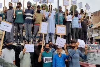 Youth held a silent protest in Bandipora for the release of against detention of alliance workers