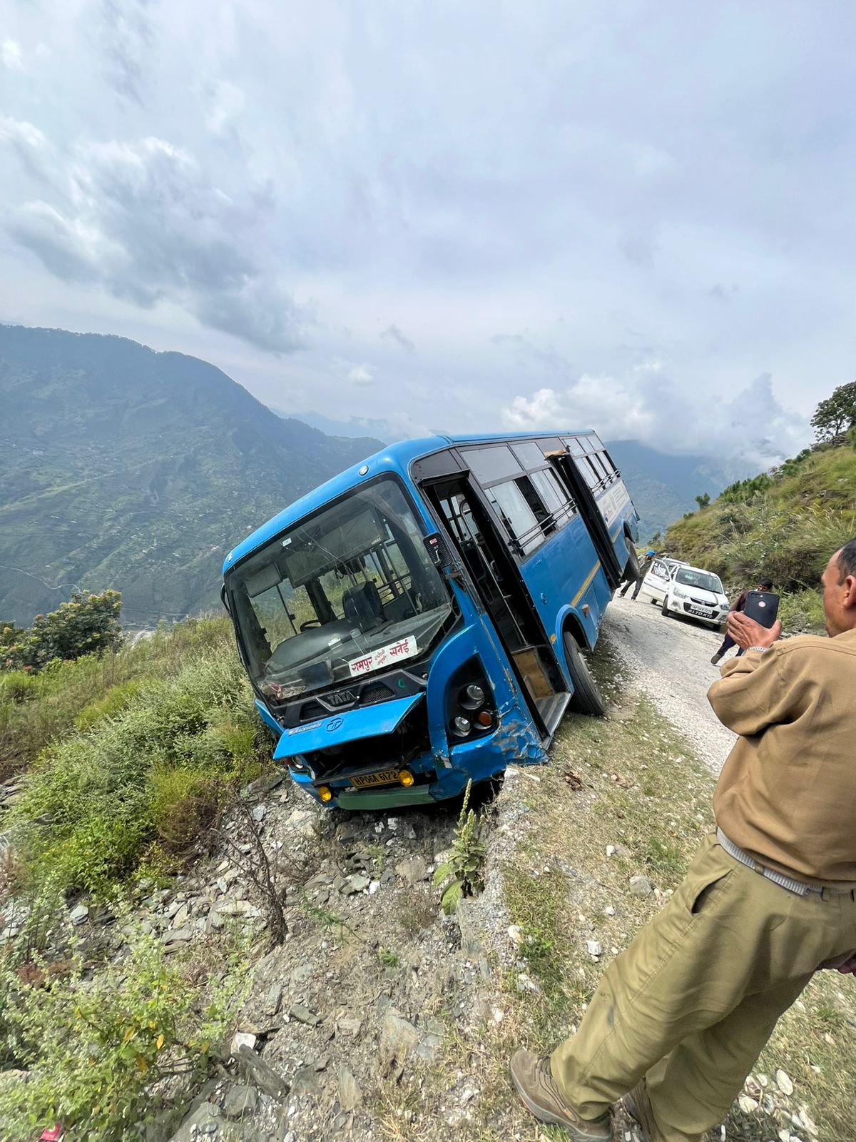 रामपुर से स्नेही जा रही बस हुई हादसे का शिकार