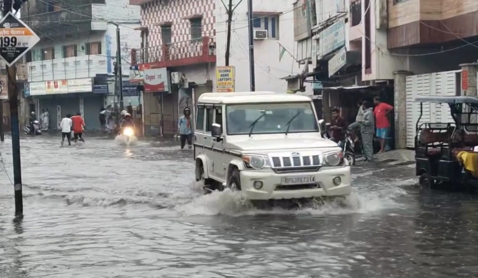 गोरखपुर में 36 घंटे की लगातार बारिश से जलभराव