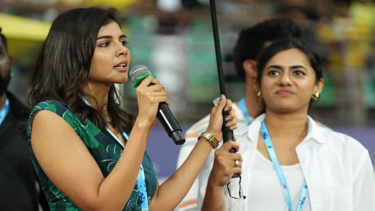 Kalyani Priyadarshan Commentary  Kalyani Priyadarshan Upcoming Movies  Kalyani Priyadarshan Commentary In Kochi Stadium  Kalyani Priyadarshan Live Commentary  Kalyani Priyadarshan Supporting Kerala Blasters  പാത്തുവിന്‍റെ ലൈവ് കമന്‍ററി  ഹർഷാവരങ്ങളോടെ കല്യാണിയെ വരവേറ്റ് ആരാധകർ  കേരള ബ്ലാസ്‌റ്റേഴ്‌സ് ഒഡിഷ എഫ്‌സി മത്സരം  ജവഹർലാൽ നെഹ്‌റു സ്‌റ്റേഡിയം  ശേഷം മൈക്കിൽ ഫാത്തിമ ചിത്രത്തിന്‍റെ വിശേഷങ്ങള്‍