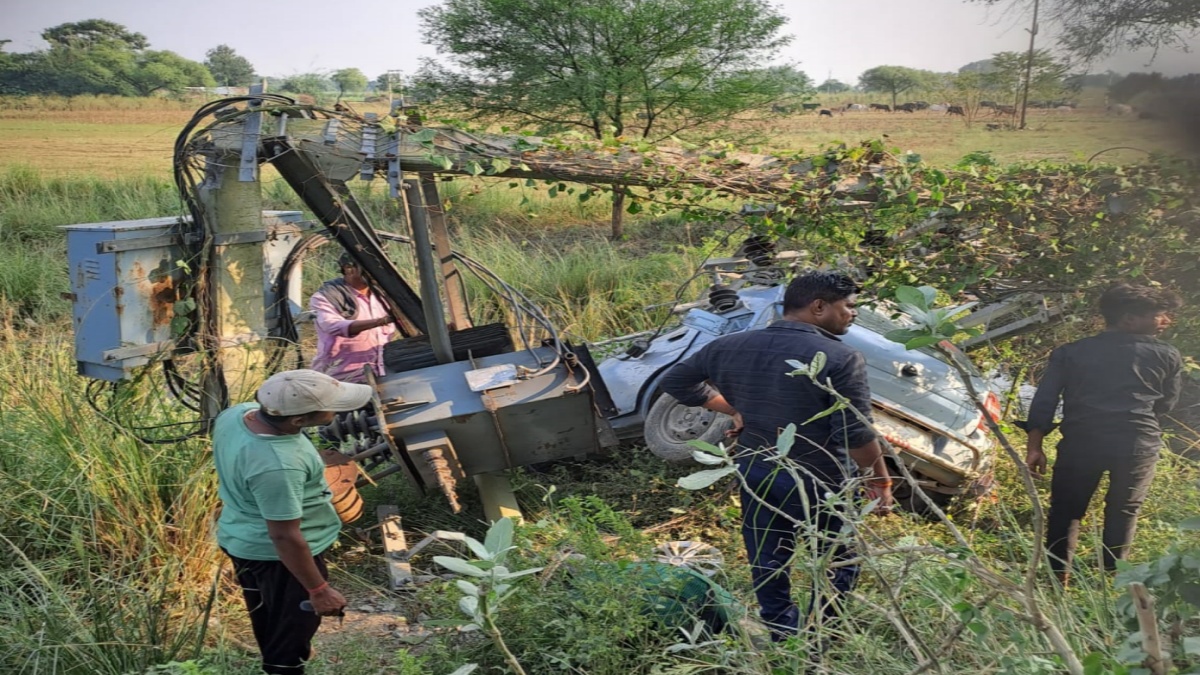 गिरे ट्रांसफार्मर को देखते लोग