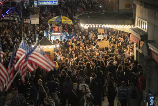 Jews gathered at New York Grand Central Station