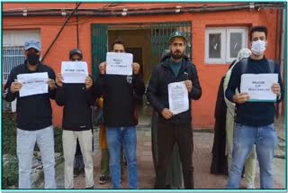 silent-protest-by-nursing-para-medical-aspirants-outside-gmc-anantnag