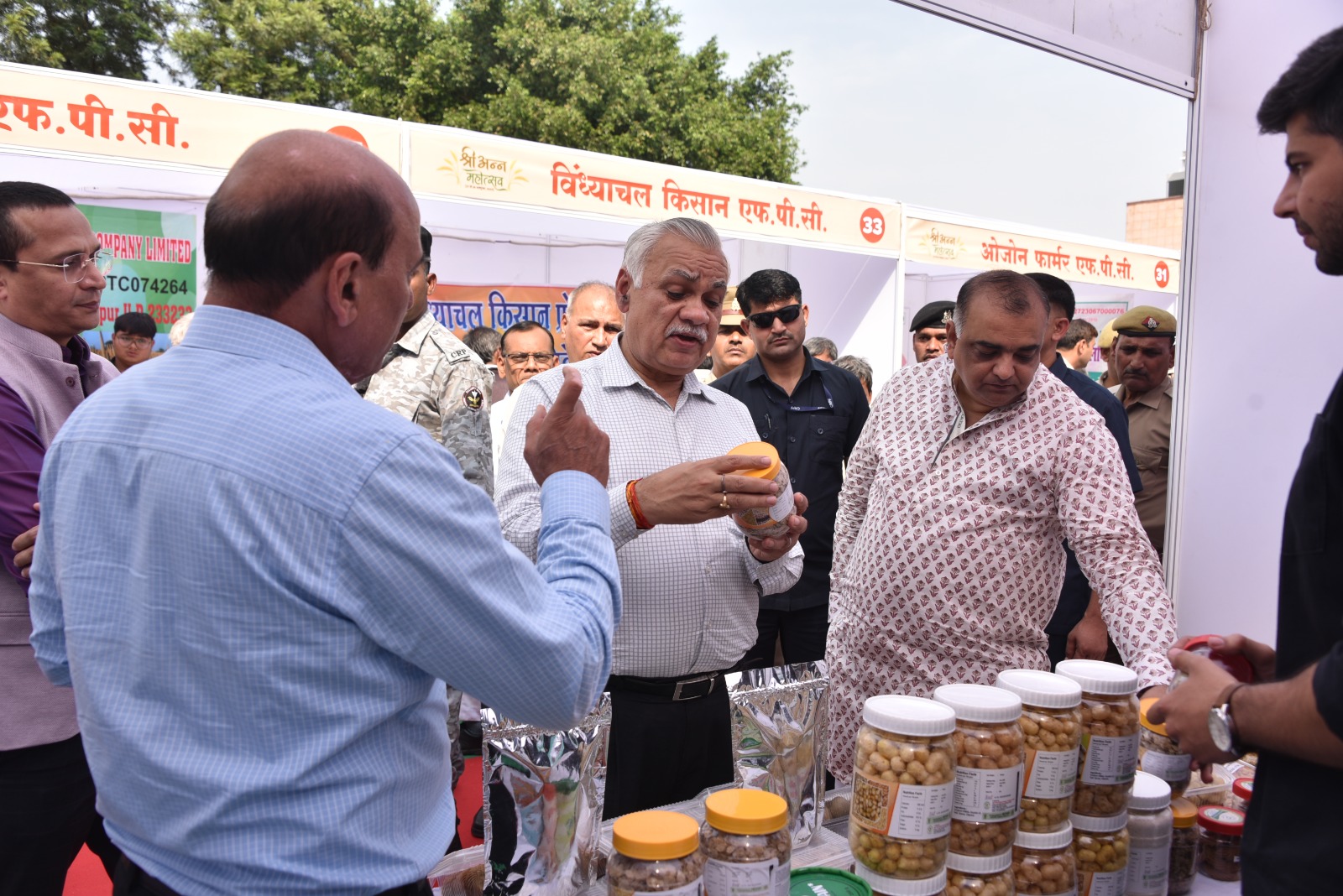 उत्तर प्रदेश के मुख्य सचिव दुर्गा शंकर मिश्र ने महोत्सव में लगे स्टाॅलों का निरीक्षण किया