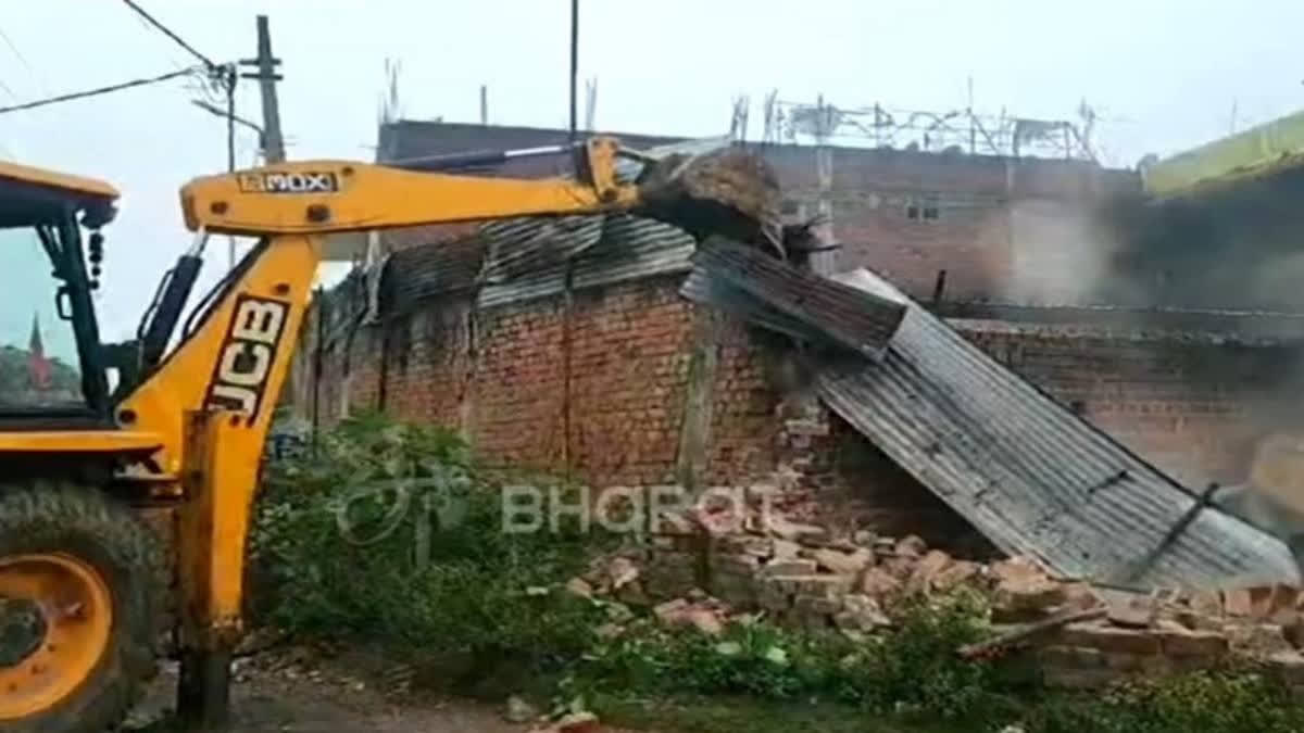 bulldozer-runs-on-kuldeep-sahu-house-accused-of-surajpur-double-murder