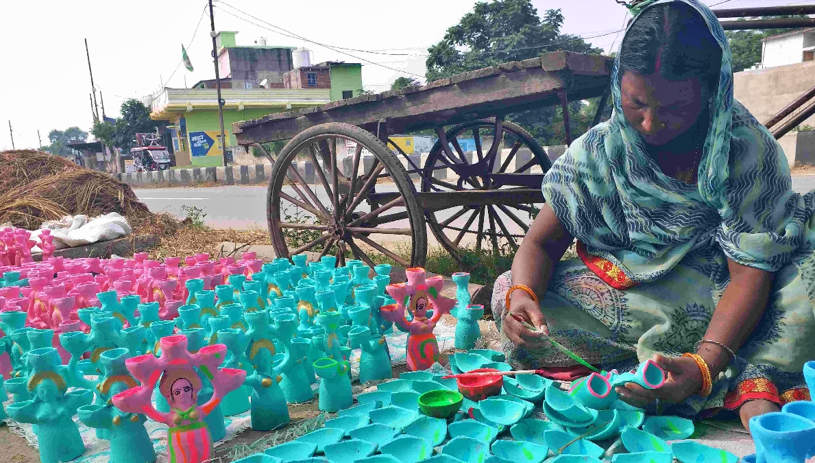 पटना में डायन दीया बनाती कुम्हार