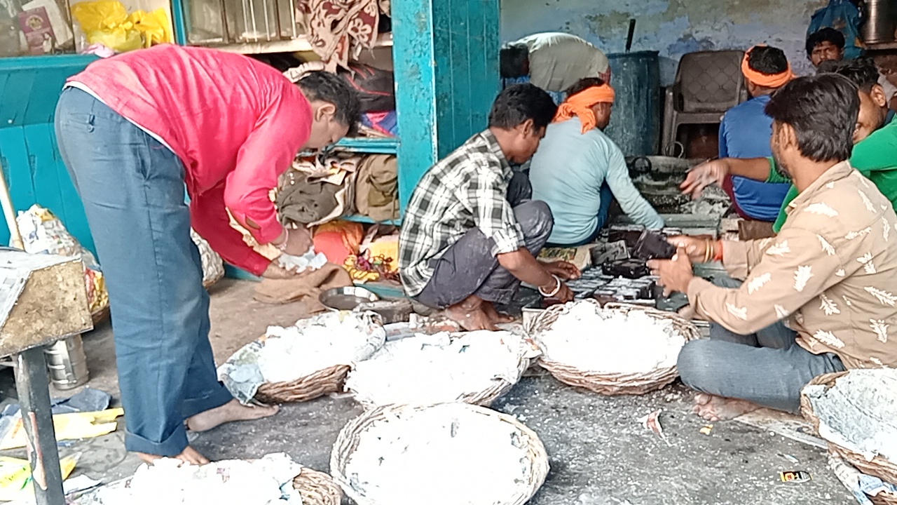 त्योहार आते ही कारीगर काम में जुट जाते हैं.