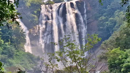 tourists_at_gunjiwada_water_falls_in_alluri_district