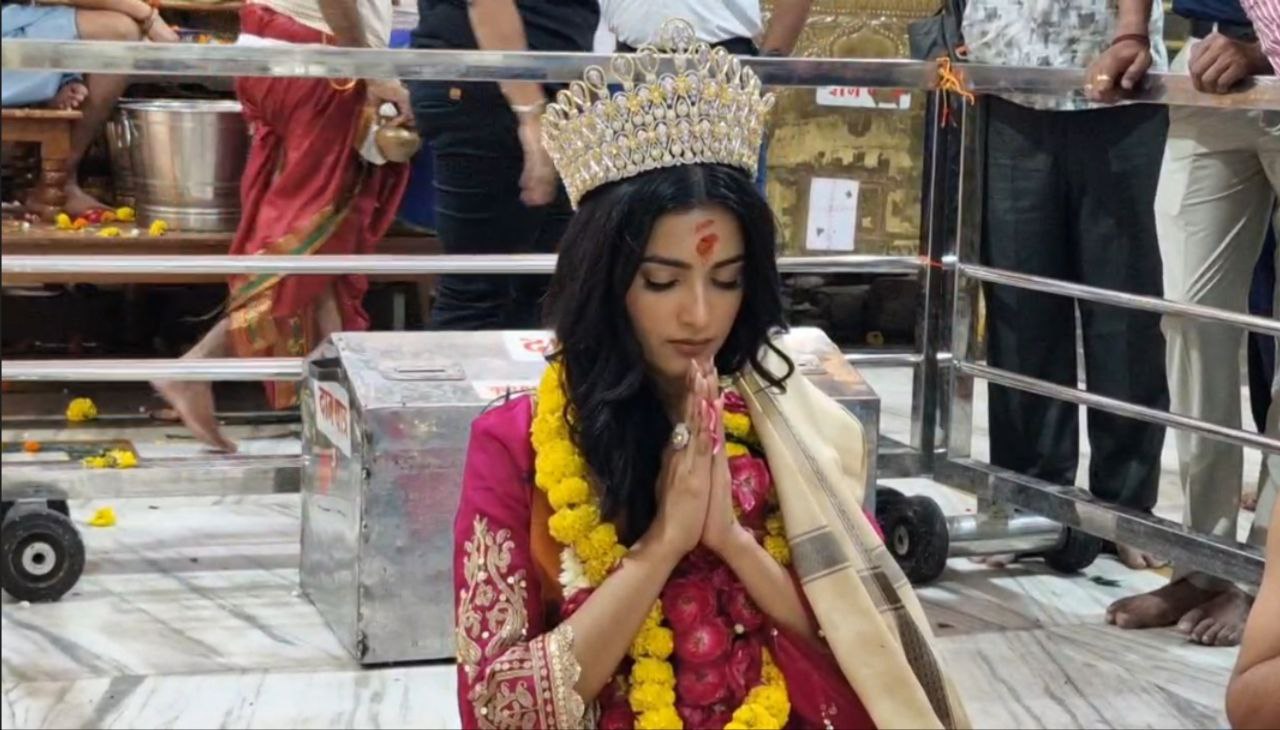 Ujjain Baba Mahakal Pujari objected on Miss India Nikita Porwal wore crown in front of Baba Mahakal Pujari objected