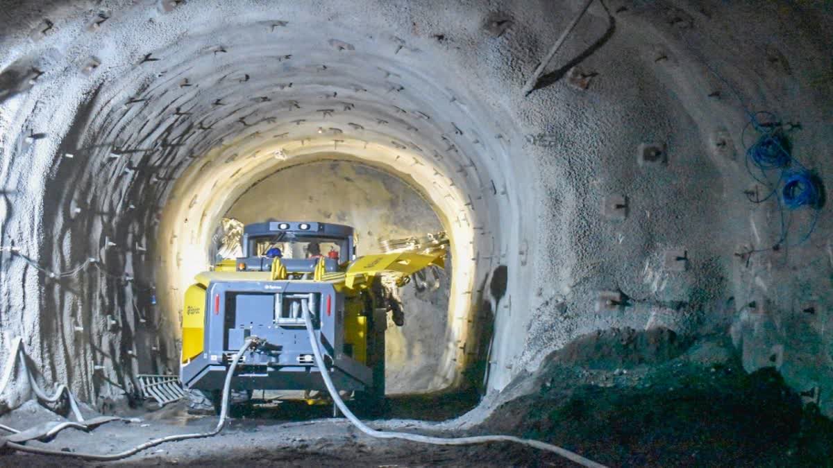 Silkyara tunnel rescue  rathole miner team begins manual drilling  15 meter challenging  lt genaral sayeed atha husnain  augur machine  debris cleared  prmeminister principal secratary  p k misra  തിരശ്ചീനമായി തുരക്കാനുള്ള നടപടികളും  അവസാന പതിനഞ്ച് മീറ്റര്‍ തുരക്കല്‍ ശ്രമകരം