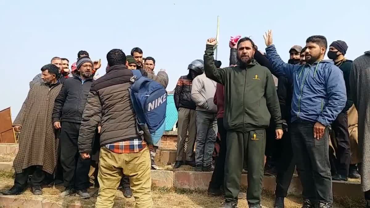 jammu-and-kashmir-bank-atm-guards-protest-in-anantnag