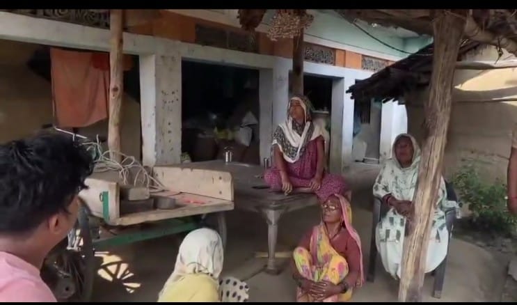 मोतीपुर कला गांव में घर आने का इंतजार करते श्रमिक के परिजन