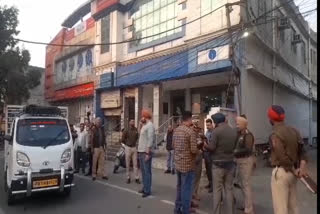 25 lakh rupees from the manager of the petrol pump outside the bank in Ludhiana