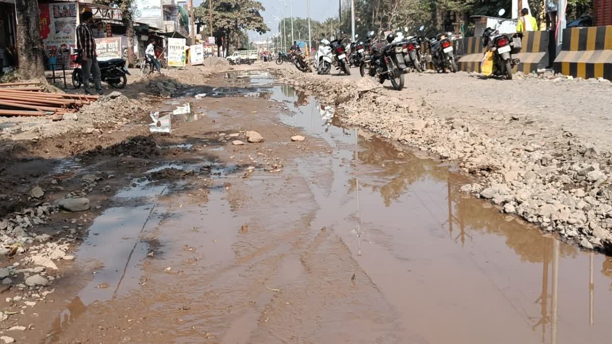 BURHANPUR FLAWS IN SERVICE ROAD