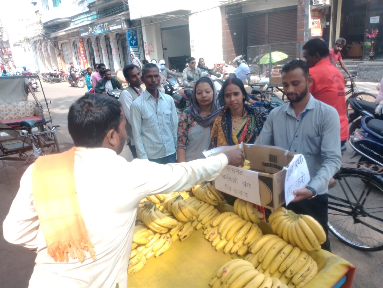 unique protest by begging in Dhamtari