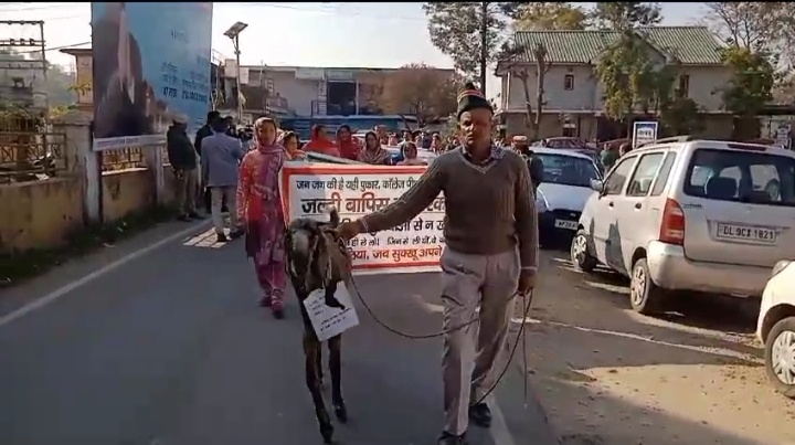 बकरे के साथ निकाली आक्रोश रैली, सरकार को दिया अल्टीमेटम