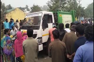 Workers_Blocking_Municipal_Vehicles