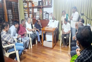 Kadugolla community leaders meet Devegowda