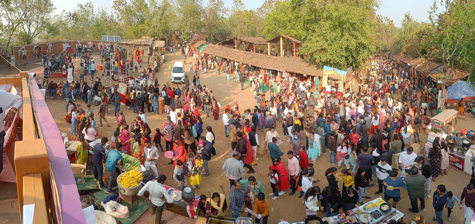 सैलानीयों का जमावड़ा