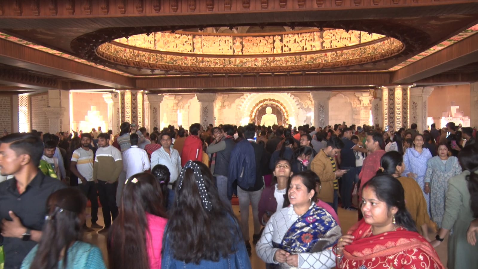 मंदिर की खूबसूरती अपने आप में अद्भुत है